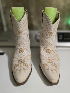 Dingo White/Gold Western Embroidered Ankle Boots
